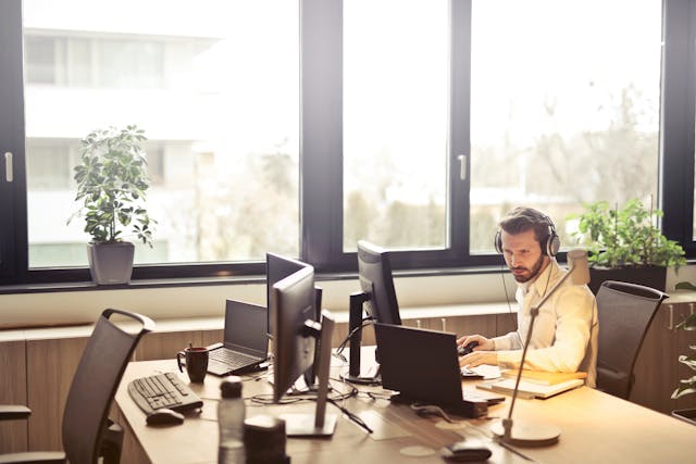 Support employee looking at a screen